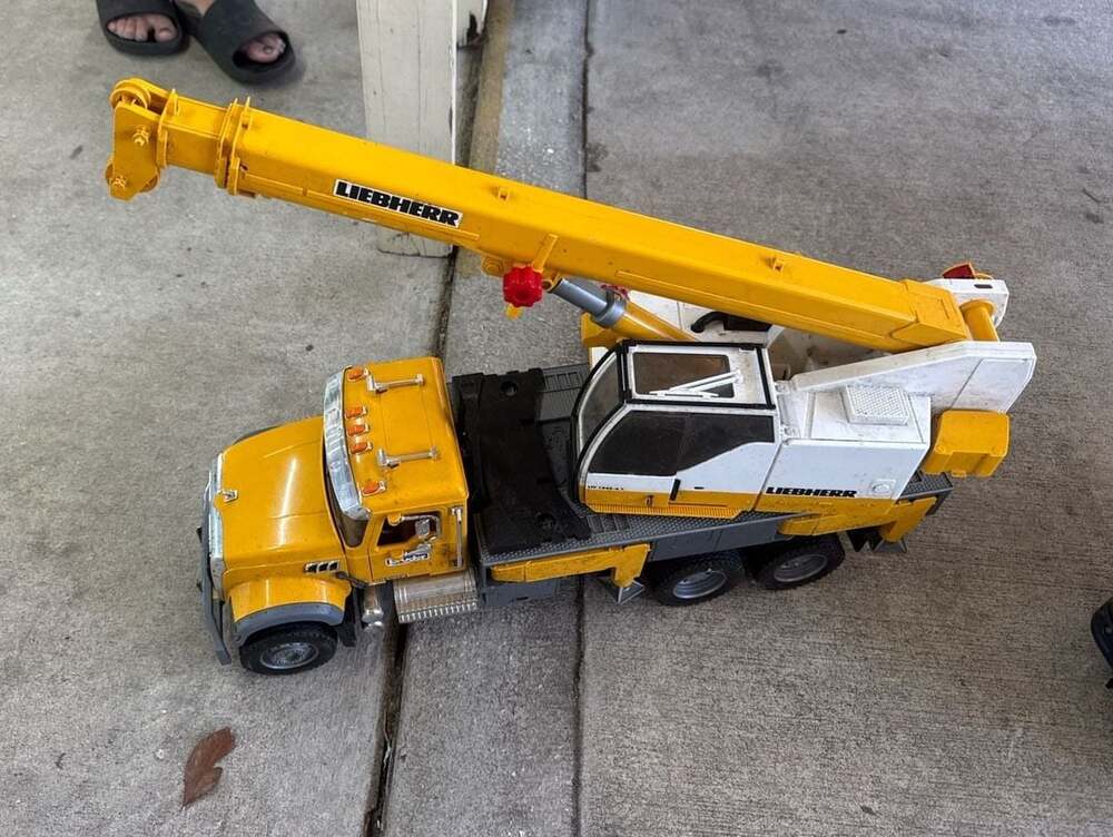 Bruder 02818 MACK Granite Liebherr Crane Truck 1:16 Scale